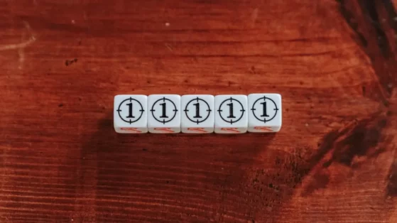 daniele-franchi-pKqQxVIPPeY-unsplash Six dice show the number one.